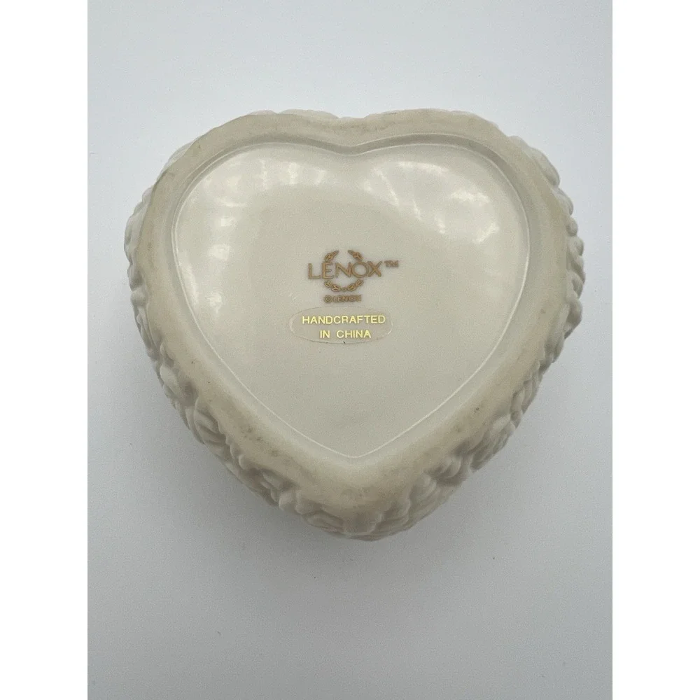LENOX ROSE JEWELRY TRINKET BOX HEART SHAPED CREAM GOLD TRIM LID PORCELAIN CLASSY